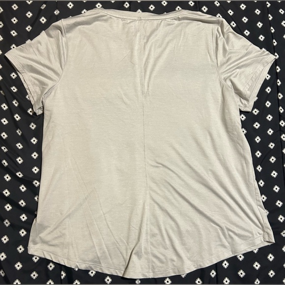 DSG Light grey work out shirt- size xl/2xl - Picture 2 of 8